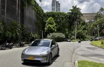 Imagen de referencia de un automóvil Tesla circulando por Medellín. Foto: Manuel Saldarriaga Quintero.