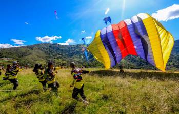 El evento no solo es una fiesta visual, sino también una oportunidad para fortalecer los lazos comunitarios. Familias, amigos y vecinos se reúnen para construir y volar cometas, disfrutando de un día al aire libre lleno de alegría y compañerismo. Foto: Esneyder Gutiérrez