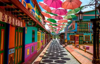 Viajeros recorren destinos rurales como Santa Elena, Guatapé (en la foto) y Jardín, atraídos por la riqueza cultural, paisajística y cafetera de Antioquia. FOTO: Juan Antonio Sánchez