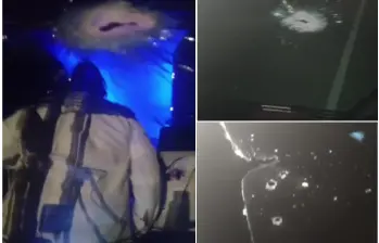 El vehículo quedó con múltiples impactos de bala en su parabrisas. La vía fue cerrada desde la noche del pasado miércoles. FOTOS: Cortesía Denuncias Antioquia