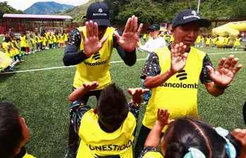 Convirtió la selva en escuela de fútbol para 800 niños Emberá