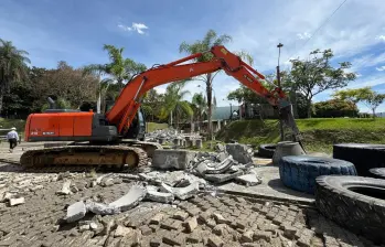 La transformación no se limita al antiguo coliseo. De manera simultánea también avanza la demolición de la antigua zona de piscinas del Juan Pablo II. FOTO Alcaldía de Medellín. 