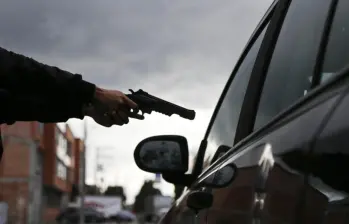 Imagen de referencia de un ataque con arma de fuego a un vehículo particular. FOTO COLPRENSA.