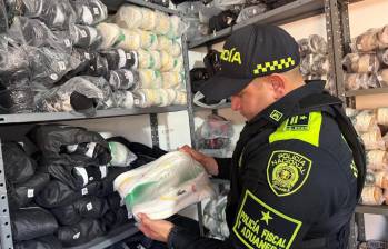 Según la Alcaldía, el objetivo de este tipo de operaciones es afectar la mercancía que llega al mercado ilegal y, a su vez, las ganancias y la organización que permite mantener este tipo de negocios. FOTO Alcaldía de Medellín. 