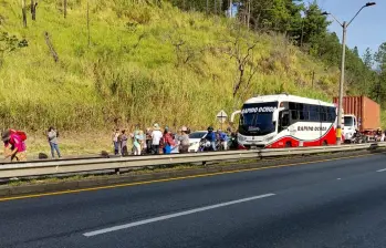 El punto es especialmente sensible para la movilidad de Antioquia debido al alto flujo de vehículos que a diario utilizan esta carretera para conectar a Medellín con municipios del Oriente antioqueño. FOTO Cortesía Denuncias Antioquia. 