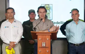 El alcalde de Medellín, Federico Gutiérrez, en compañía del ministro de Defensa, Pedro Sánchez, y el secretario de Seguridad de Antioquia, Luis Martínez, tras la reunión que se llevó a cabo en la capital antioqueña. FOTO: Cortesía Alcaldía de Medellín. 