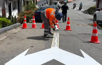 La medida busca aprovechar de una mejor manera la infraestructura existente y facilitar los desplazamientos en una zona donde confluyen vehículos particulares, transporte público, peatones y ciclistas. FOTO Alcaldía de Medellín. 