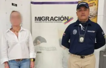 En la imagen, la mujer detenida y señalada por el delito de extorsión agravada. FOTO Migración Colombia.