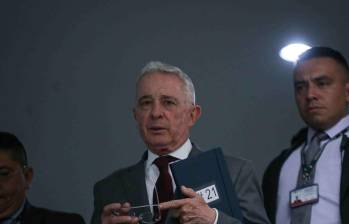 El expresidente Álvaro Uribe fue acusado de soborno a testigos y fraude procesal. FOTO: Colprensa