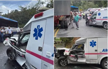 Aspecto de la ambulancia y la tractomula que colisionaron en la vía entre Medellín y Santa Rosa de Osos este lunes festivo. FOTOS: Cortesía