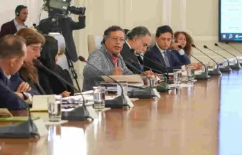 El presidente, Gustavo Petro y su gabinete en el segundo Consejo de Ministros televisado. Foto: captura de pantalla.