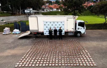 Las más de 300 panelas que venían en el fondo de un camión y traían 587 kilogramos de clorhidrato de cocaína. FOTO Policía Metropolitana. 