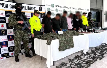 Junto a alias ‘Chibolo’, fueron capturados otros cinco presuntos integrantes de este grupo criminal. FOTO Policía Antioquia. 