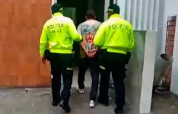 Momento de la captura del hoy procesado por acceso carnal violento agravado y violencia intrafamiliar agravada. Imagen tomada de video de Policía. 