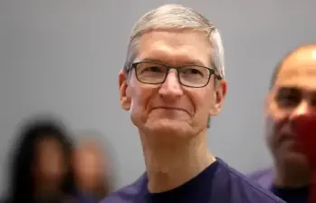 Tim Cook dice adiós a Apple y entrega el liderazgo a John Ternus. FOTO: GETTY