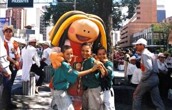 Linda Calle, personaje de Emvarias, en medio de una de sus actividades en la ciudad de Medellín. FOTO Emvarias. 