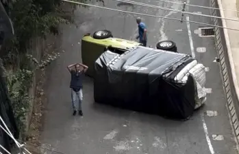 Así quedó el camión, volcado en medio de la loma San José de Sabaneta. FOTO @subeono