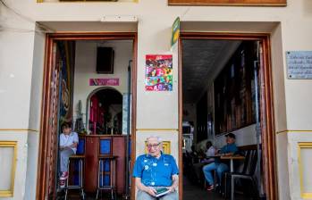 Mauro de Jesús Bedoya, en toda la entrada de la Cafetería La Maylú, su segundo hogar con casi 6 décadas de existencia. FOTO Julio César Herrera.