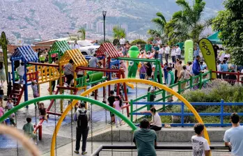 Así quedó el nuevo parque infantil en Manrique construido con materiales reciclables. FOTO EPM. 