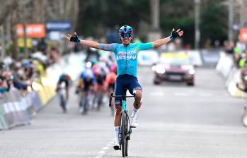 Harold Tejada y una imagen para el recuerdo tras ganar en la París-Niza. FOTO GETTY