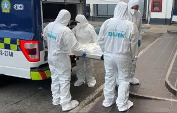 Durante el procedimiento fue incautada un arma corta junto con munición, elementos que quedaron en poder de las autoridades. FOTO Policía Antioquia. 