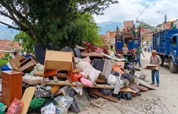 Esta es la gran cantidad de residuos que inundaban las calles de este municipio localizado en el área metropolitana. FOTO Cortesía 
