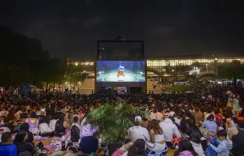 Cine al aire libre en el Parque de los Deseos de Medellín. FOTO: Alcaldía de Medellín