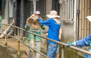 Personal de aseo sacando residuos voluminosos de una de las quebradas de la ciudad. FOTO Alcaldía de Medellín.