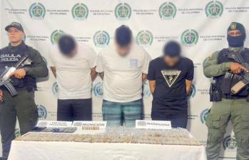 Los tres hombres capturados junto a los elementos que les fueron incautados mientras se encontraban en una finca en Sopetrán. FOTO Policía Metropolitana. 
