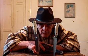 José Félix Londoño Zuluaga interpreta a los dos personajes principales de la obra que él mismo escribió. FOTO: Manuel Saldarriaga