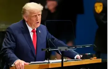 Donald Trump advirtió que un cierre del Gobierno “podría ser” inevitable. La Casa Blanca ya pidió a las agencias preparar despidos masivos, una medida inédita frente a cierres anteriores. FOTO: AFP