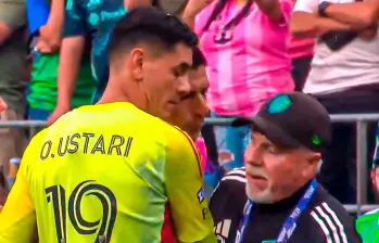 Momento en el que Luis Suárez escupe a uno de los miembros del cuerpo técnico rival. Foto: Captura de víeo tomada de redes