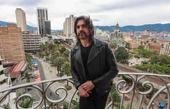 En la creación de la canción también acompañaron a Juanes, el poeta Juan Mosquera y el productor Julio Reyes Copello. Foto Manuel Saldarriaga.