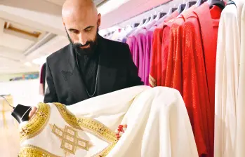 Sorcinelli lleva 25 años como director de Aelier LAVS, el taller dedicado a las vestiduras religiosas. FOTO Agencia AFP.