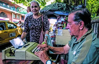 A sus 70 años, Pedro Baena sigue trabajando en el mismo punto que lo vio llegar hace más de dos décadas, y a pesar de que su clientela ha disminuido, a su trabajo siempre le da el mismo valor. FOTO Julio Herrera. 