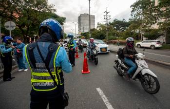 Actualmente las multas de tránsito se cobran en Unidad de Valor Básico (UVB), por lo que las sanciones por pico y placa para este año serán de 604.100 pesos y no de 711.750 pesos si aún aumentara su valor con el mismo porcentaje que sube el salario mínimos. FOTO: Archivo