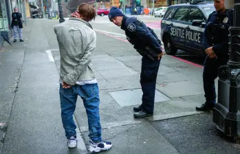 Fotografía de marzo de 2022, cuando se vio el auge de la adicción al fentanilo. Aquí se ve a agentes de policía atendiendo a un hombre que dijo estar fumando fentanilo en el centro de Seattle, Washington. Foto: Getty 