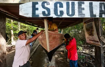Algunos de los estudiantes de la carpintería naval en el municipio de Turbo. FOTOS: Manuel Saldarriaga