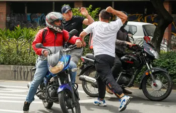Las cifras por muertes en actos de intolerancia en Colombia durante 2025 seguirán en aumento pues aún falta la temporada de Navidad y fin de año en la que generalmente aumentan las riñas y peleas callejeras. Imagen de referencia. FOTO: Manuel Sadarriaga