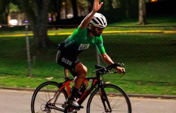 Néstor Cuadrado, durante su reto en la pista de cemento del Aeroparque Juan Pablo II el pasado miércoles. Foto Manuel Saldarriaga Quintero