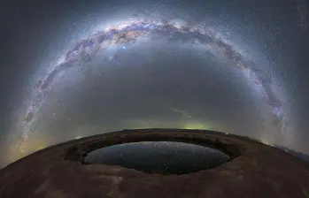 El centro de la Vía Láctea, donde se ubica Sagittarius A, podría estar compuesto por un núcleo superdenso de materia oscura y no por un agujero negro, según un nuevo estudio. FOTO cortesía Anne Dirksen