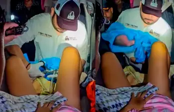 El alcalde de González, México, Miguel Ángel Zúñiga atendiendo el parto. FOTO: CAPTURA DE VIDEO