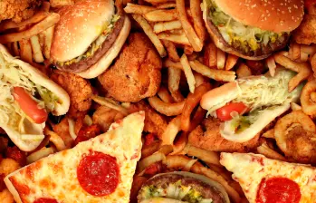 Fertilizantes sintéticos, empaques plásticos y alimentos ultraprocesados mantienen una peligrosa adicción a los derivados del petróleo en cada eslabón de la cadena alimentaria, con impactos directos en la crisis climática y la seguridad alimentaria global. FOTO Depositphoto