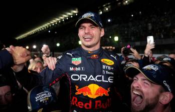 El neerlandés Max Verstappen (Red Bull) revalidó su título de campeón mundial de Fórmula Uno. FOTO EFE 