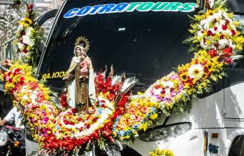 Algunos de los vehículos decorados con ocasión de la celebración del día de la Virgen del Carmen en Medellín. Foto: Julio César Herrera Echeverri
