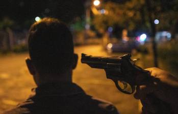 El asaltante fue detenido por un esquema de seguridad. Imagen dramatizada para ilustrar el robo con arma de fuego. FOTO: CAMILO SUÁREZ ECHEVERRY
