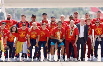 El seleccionado español llegó a Madrid con la Copa del Mundo. Habrá caravana por toda la capital del país ibérico. Foto: AFP