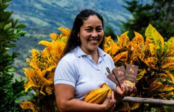 Sandra Quintero combina la producción agrícola con el turismo y la venta en Cacao Primaveral, una iniciativa que muestra lo mejor del proceso. Foto: Julio César Herera