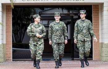 En las instalaciones de la Cuarta Brigada, en el occidente de Medellín, cada vez es más común encontrar la presencia de mujeres soldados y mujeres oficiales en diferentes tareas. Fotos: Jaime Pérez Munévar