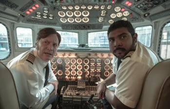 Imagen de la cinta Secuestro del Vuelo 601. Aparecen Christian Tappan como el capitán Wilches y Johan Rivera como Lequerica. FOTO CORTESÍA Netflix